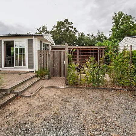 42, - - Nature בקתה